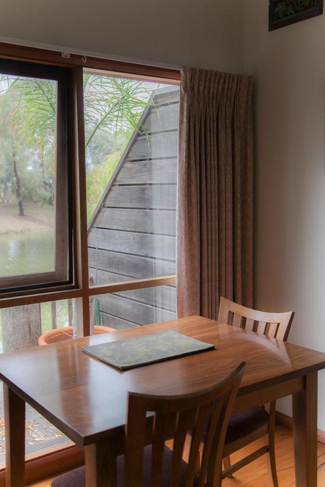 Hotel Perricoota Vines Retreat Moama Zimmer foto